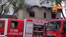 L'intervento dei Vigili del fuoco per spegnere un incendio nella zona industriale di Trieste