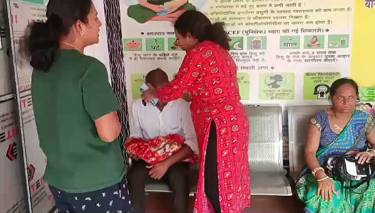डॉक्टर नहीं पहुंची तो नर्स ने कराया प्रसव, नवजात की स्थिति गंभीर होने पर मेडिकल कॉलेज अस्पताल किया रेफर, नहीं कराई एंबुलेंस उपलब्ध