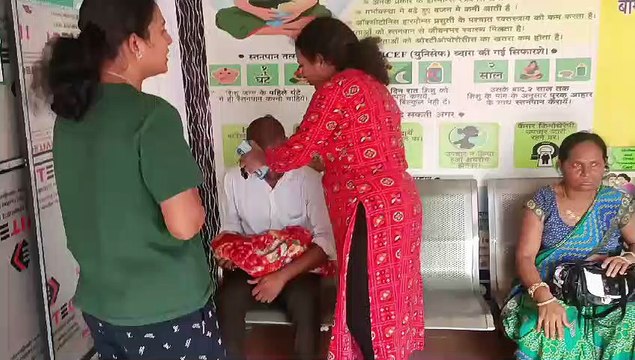 डॉक्टर नहीं पहुंची तो नर्स ने कराया प्रसव, नवजात की स्थिति गंभीर होने पर मेडिकल कॉलेज अस्पताल किया रेफर, नहीं कराई एंबुलेंस उपलब्ध