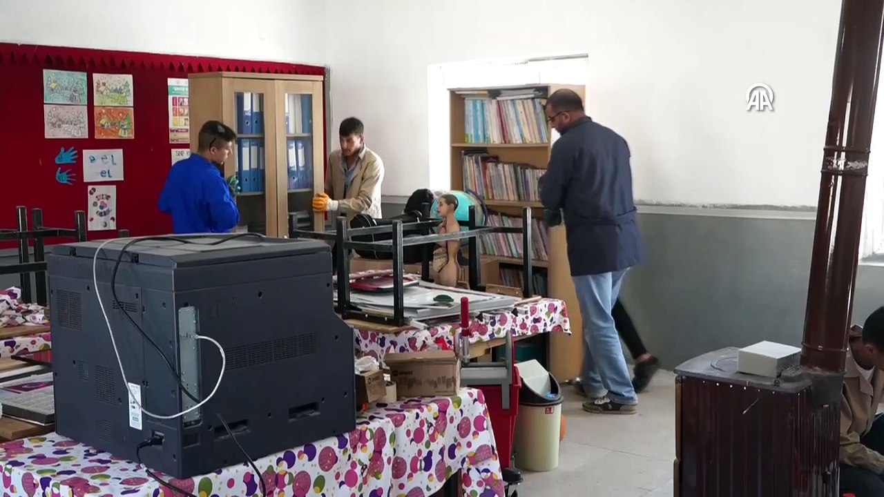 Van'da öğretmen ve öğrenciler kırsal mahalledeki okulu yeni eğitim yılına hazırladı