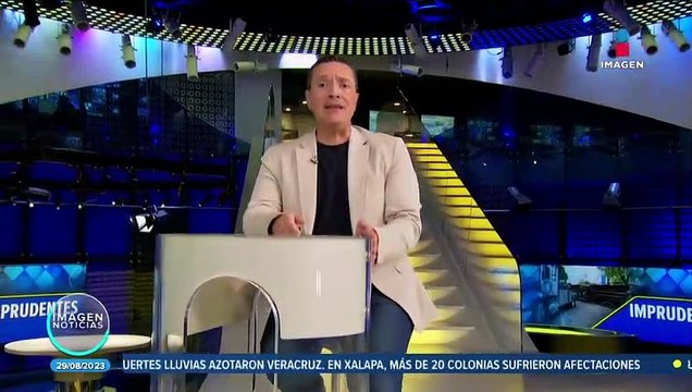 Tráiler vuelca tras chocar con un camión en Tlalnepantla; hay tres lesionados