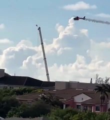 Helicóptero de bombeiros cai sobre edifício na Flórida