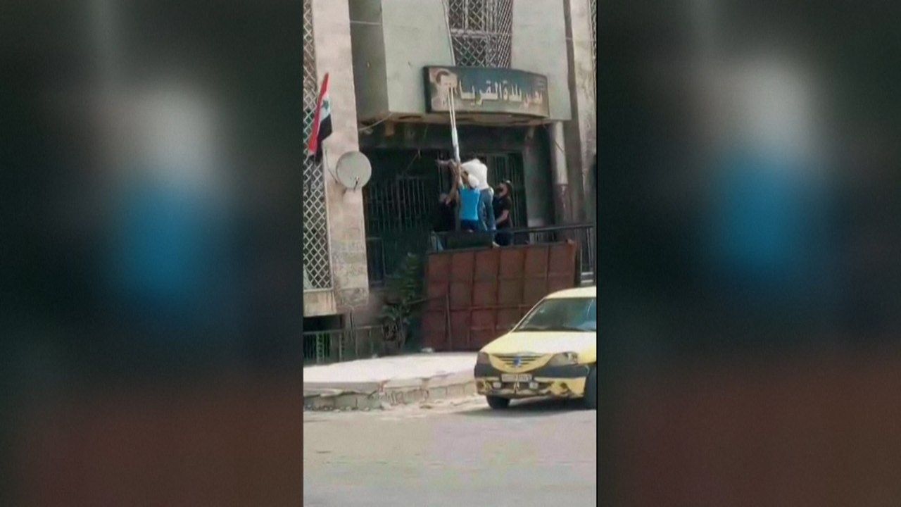 Syrien: Demonstranten zerstören Assad-Porträt