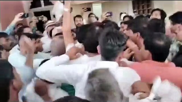 कांग्रेस की बैठक में प्रभारी के सामने लगे बाहरी भगाओ के नारे