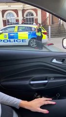 Une policière gonfle une roue sur la musique Pump It Up