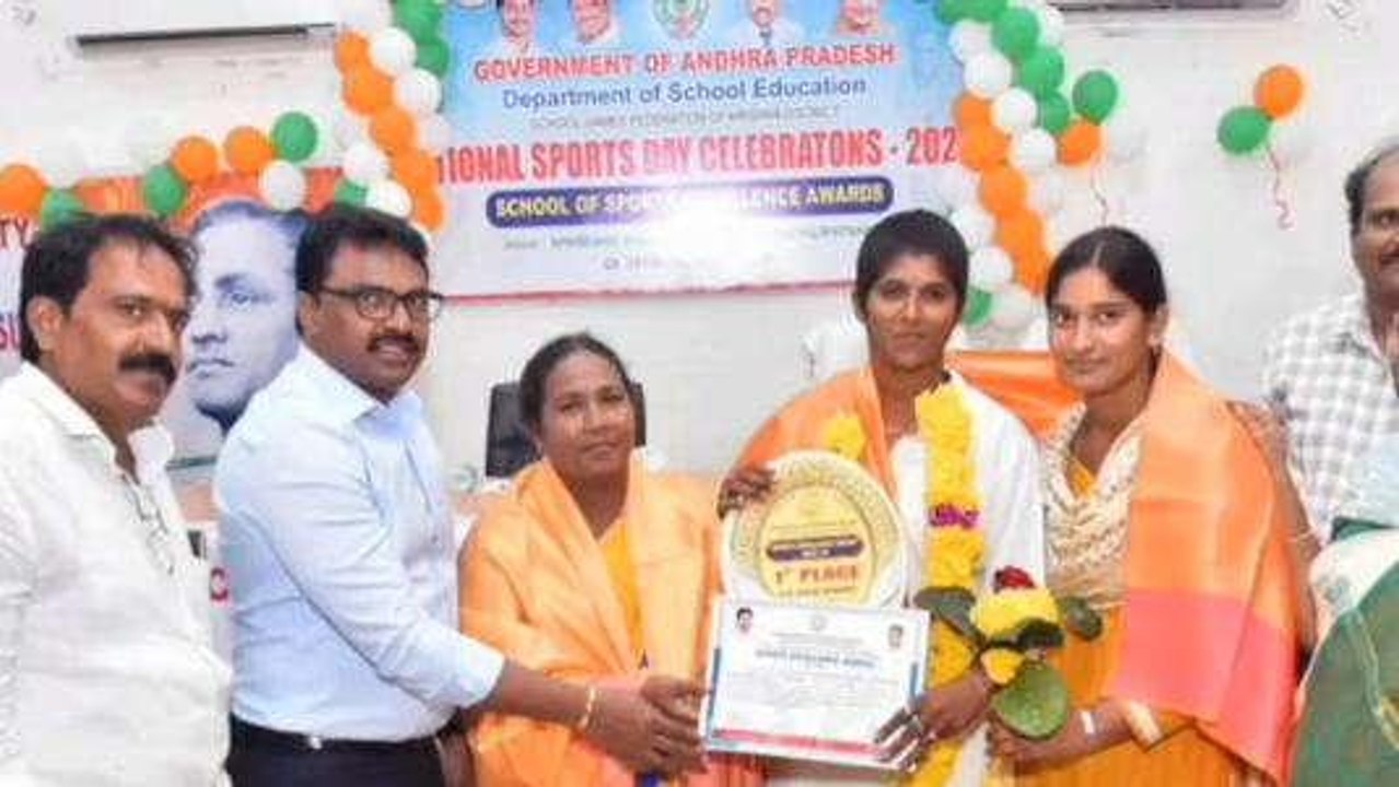 కృష్ణా జిల్లా: కలెక్టర్ చేతుల మీదుగా ఎక్సలెన్స్ అవార్డులు