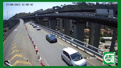 Descargar video: Messina, ennesima follia alla svincolo di Giostra: automobilista sbaglia direzione e torna indietro contromano