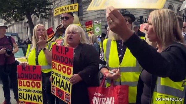 Protesta a Londra contro Ulez, la nuova zona a traffico limitato