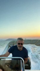 Ο Θοδωρής Αθερίδης οδηγεί το σκάφος και η Σμαράγδα Καρύδη τον τρολάρει ασταμάτητα!