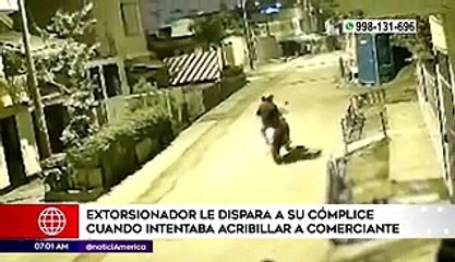 Extorsionador dispara por error a su cómplice.