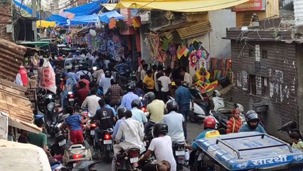 पतंग की खरीददारी की भीड़ से लग गया जाम,देखे वीडियो