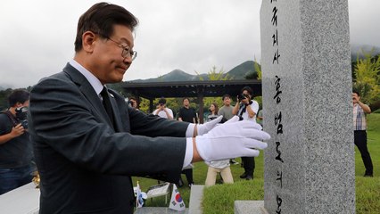 홍범도 묘역 참배한 이재명..."흉상 철거는 매국 행위" / YTN