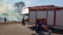 Corpo de Bombeiros combate incêndio em vegetação no Interlagos