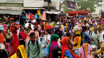 Video...मिठाई, नारियल की खूब हुई बिक्री