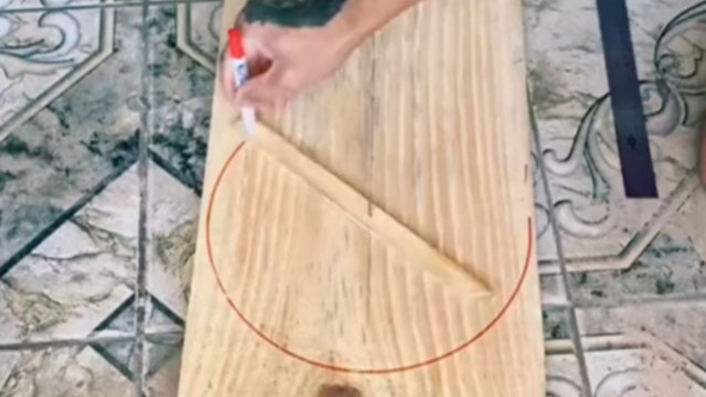 Man does an ingenious DIY to make bear-bottle and glass stand out of wood