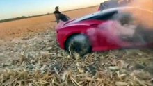 Sfreccia a tutta velocità e brucia il motore della Ferrari