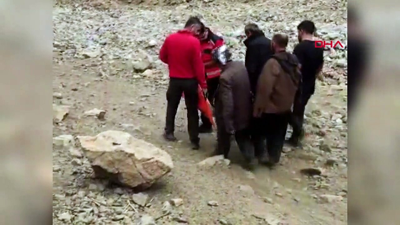 Dağlık bölgede doğum yapan kadın UMKE ekipleri tarafından ambulansa taşındı