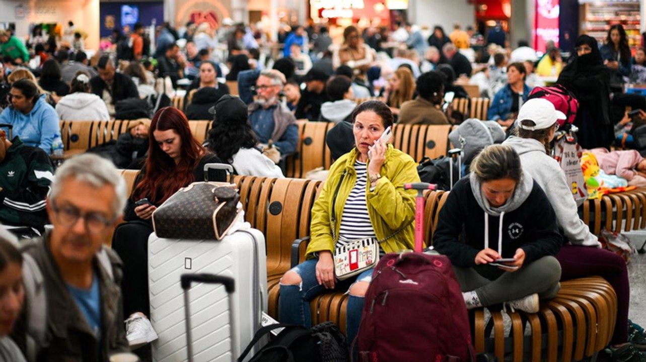 A glitch in air traffic control left thousands of travelers stranded