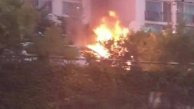 서울 강변북로 달리던 차량 화재...엔진룸 발화 추정 / YTN