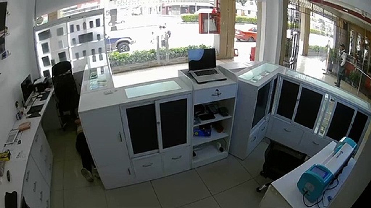 La Garzota: Delincuentes roban celulares de alta gama en local y queda registrado en un video