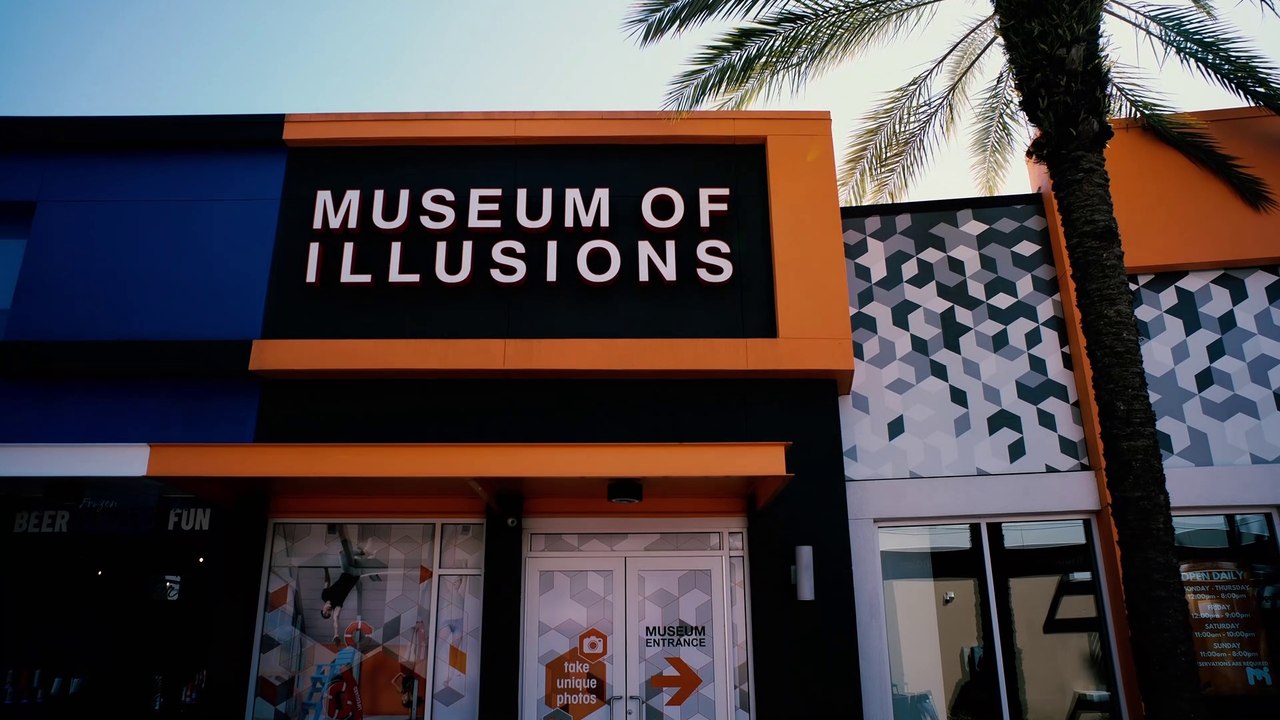 Exploring The Museum of Illusions in Orlando, Florida! 4k Travel VLOG