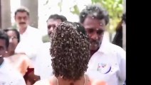 jisha A woman puts bees on her face