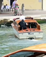 Venezia, Kanye West con i pantaloni abbassati in pubblico