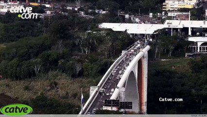 Caminhão quebra e trânsito na Ponte da Amizade é bloqueado Grande quantidade de veículos ficaram parados aguardando pela liberação do fluxo