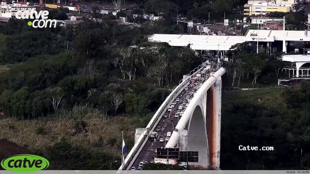 Caminhão quebra e trânsito na Ponte da Amizade é bloqueado Grande quantidade de veículos ficaram parados aguardando pela liberação do fluxo