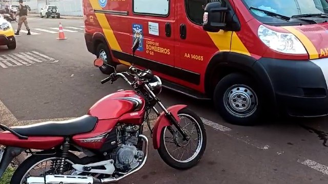 Mulher fica ferida em acidente de trânsito no Centro de Toledo Batida envolveu carro e moto no cruzamento das ruas Piratini com a Almirante Tamandaré