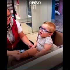 Reação de bebê de 8 meses ao colocar seu primeiro óculos emociona internautas
