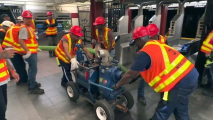 Rotura de tubería de agua inunda la estación de metro de Times Square
