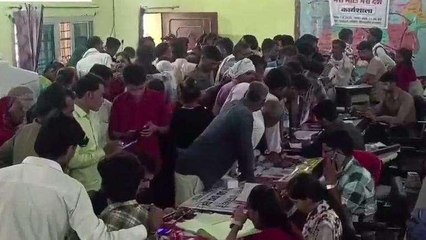 बारां: फ्री मोबाइल लेने के लिए महिलाओं को बहाना पड़ रहा पसीना, अधिकारियों की लापरवाही आई सामने, देखिए हालात