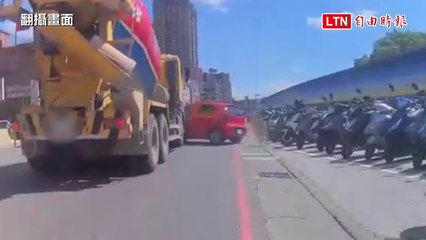 83歲老翁開車擦撞被「吸捲」橫擋車道！混凝土車急煞（翻攝畫面）