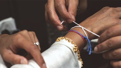 Raksha Bandhan 2023: भाई को राखी बांधते समय तीन गांठ क्यों लगाई जाती है, वजह क्या है | Boldsky