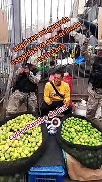 Por el oro verde : Vendedor de limones sorprende al ser 'custodiado' por curiosos vigilantes