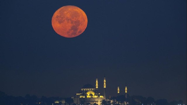 İstanbul’da ‘Mavi Ay’ görsel şölen oluşturdu