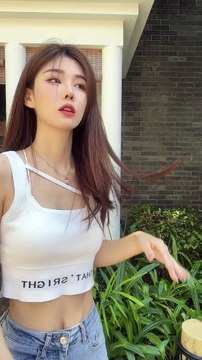 Cool girl dancing with the rhythm of the music 涼快隨音樂節奏跳跳女