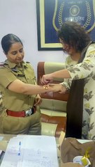 जयपुर में बहनों ने पुलिस थानों में जाकर बांधी पुलिसकर्मियों को राखियां