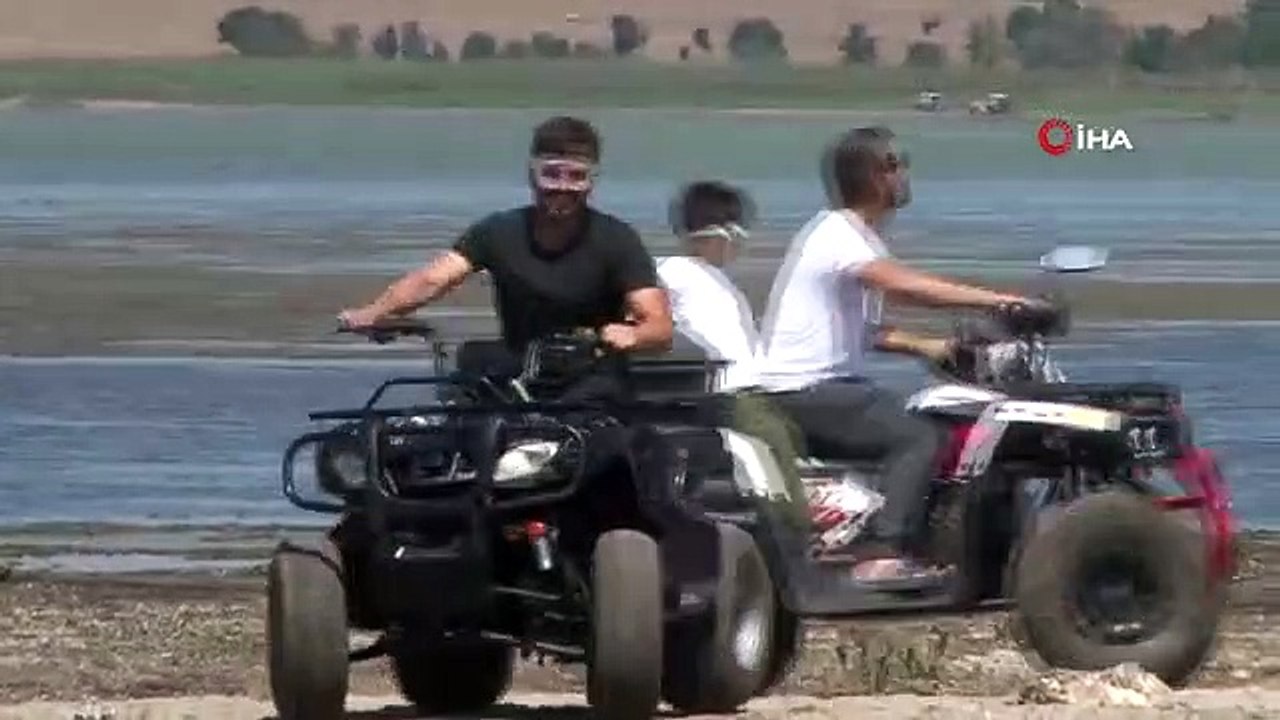 Les motards en VTT font un tour au lac Büyükçekmece