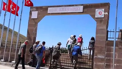 Ils ont marché jusqu'au sommet du mont Allahuekber, où reposent 90 000 martyrs en souvenir du 30 août.