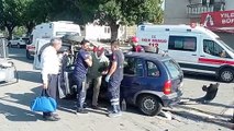 Sivas'ta Hafif Ticari Araç ile Otomobil Çarpıştı, Sürücüler Yaralandı