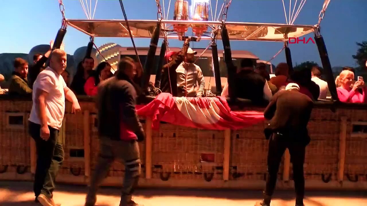 Des montgolfières décollent avec des drapeaux turcs en Cappadoce