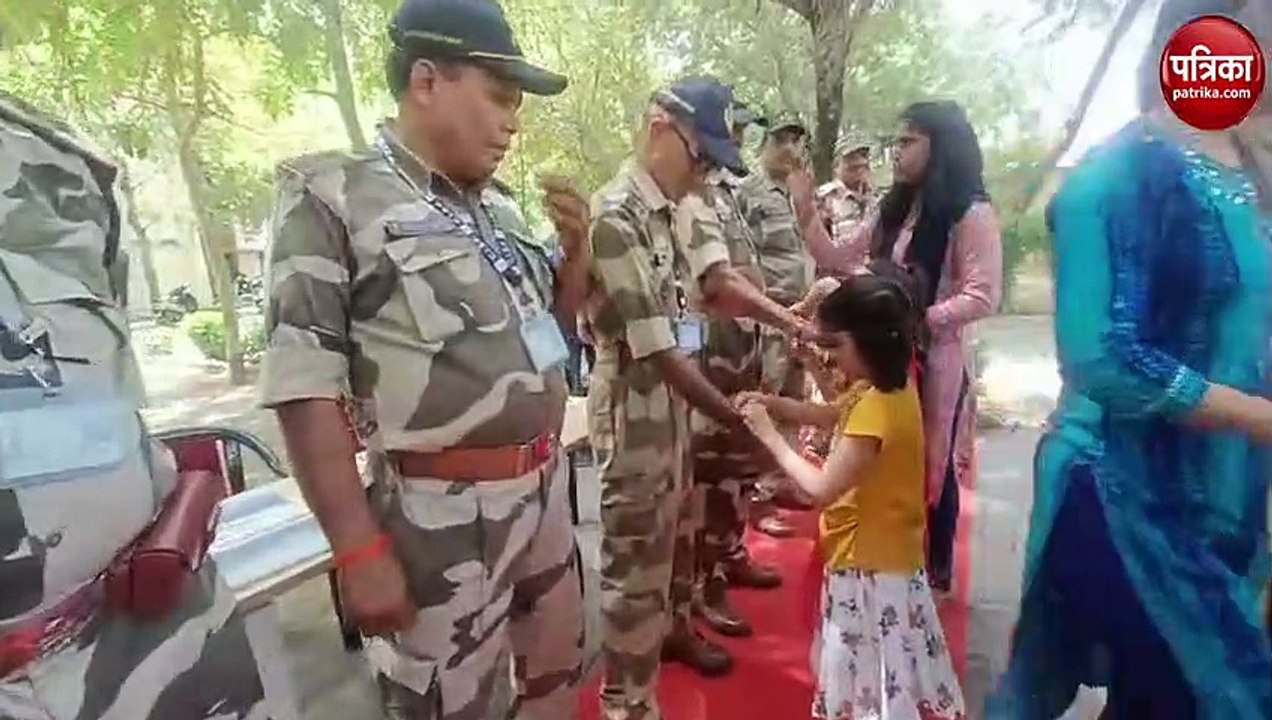 नन्ही बहनों ने सजाई फौजी भाइयों की कलाई, बांधे रक्षासूत्र...मिला आशीर्वाद