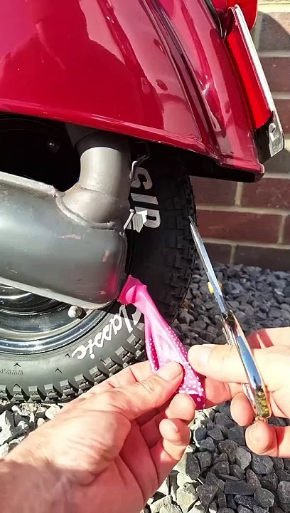 Ballon de baudruche sur un pot d'échappement