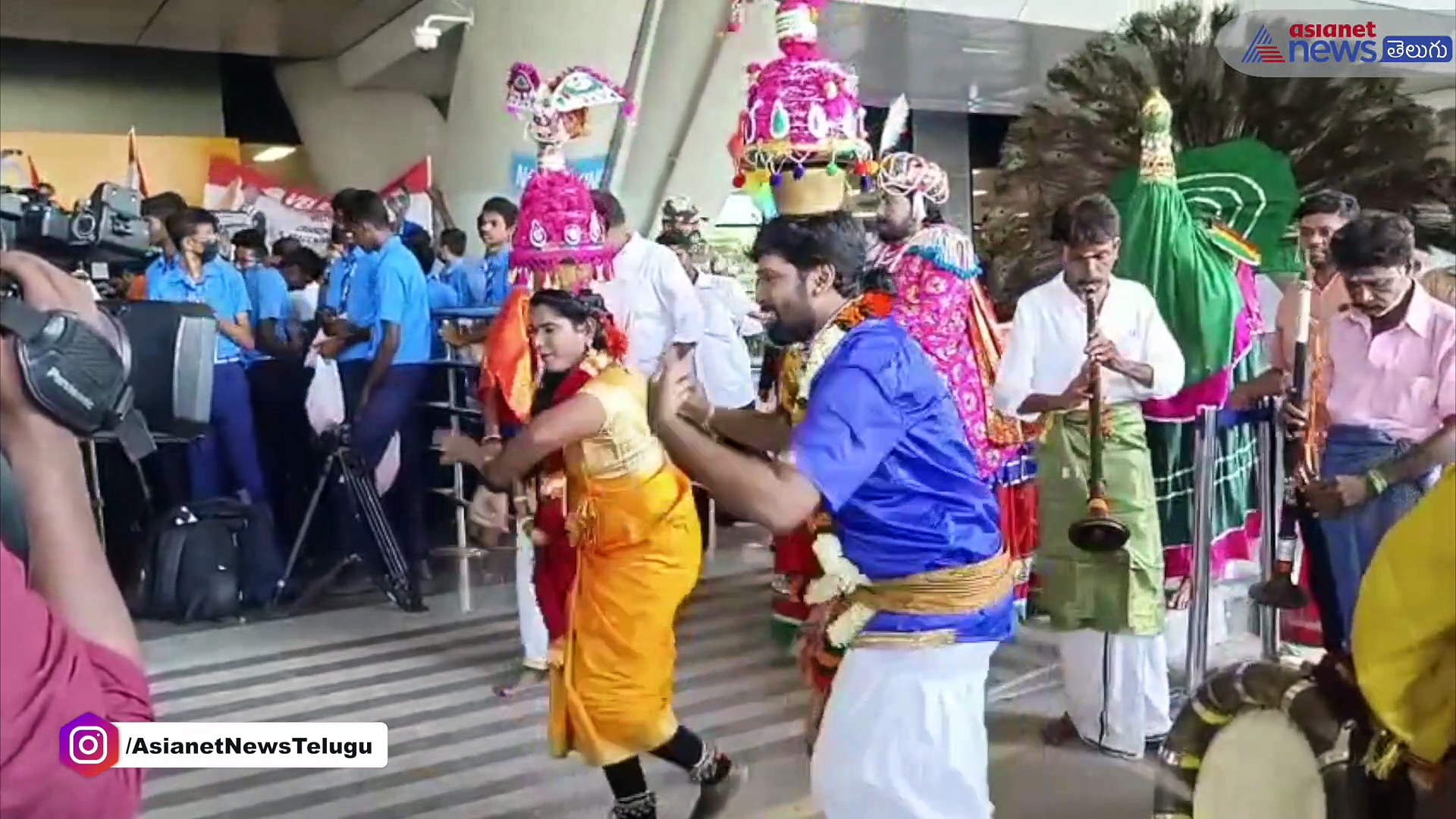 భారత్  తిరిగివచ్చిన ప్రపంచ చెస్ ఛాంపియన్షిప్ రన్నర్ అప్ ప్రజ్ఞానంద... చెన్నై ఎయిర్ పోర్టులో గ్రాండ్ వెల్కమ్..