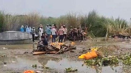 उन्नाव: नदी के पानी में अपनों की चिता जलाने को लोग हुए मजबूर, देखें पूरा मामला