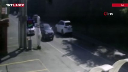 Sarıyer'de bowling heykeline çarpan otomobil takla attı