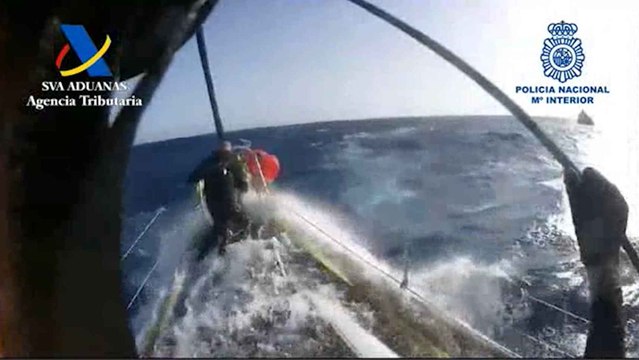 El vídeo del abordaje, detención y recuento de los fardos de hachís.