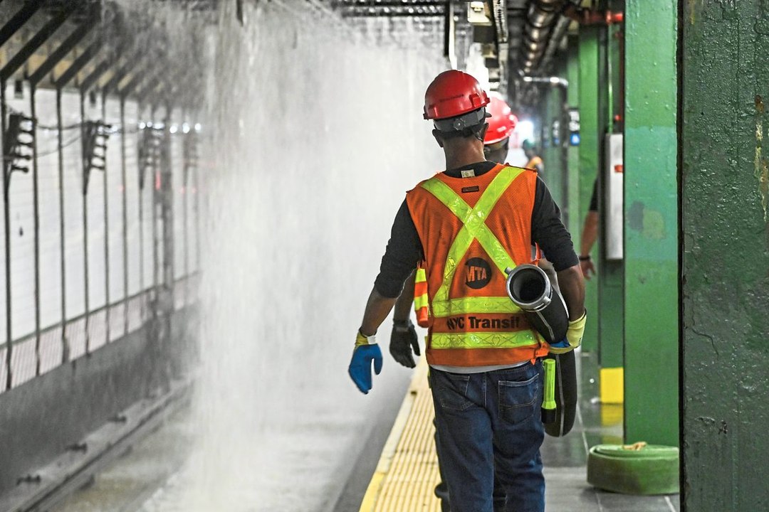 Überschwemmung am New Yorker Times Square - U-Bahnstation unter Wasser